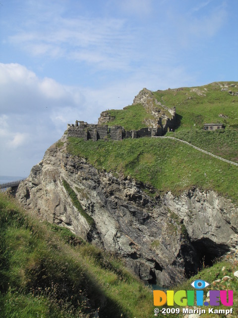 SX07107 Wall of Tintagel Castle